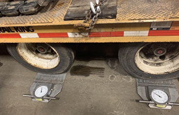 Flatbed truck with scales under two of its tires